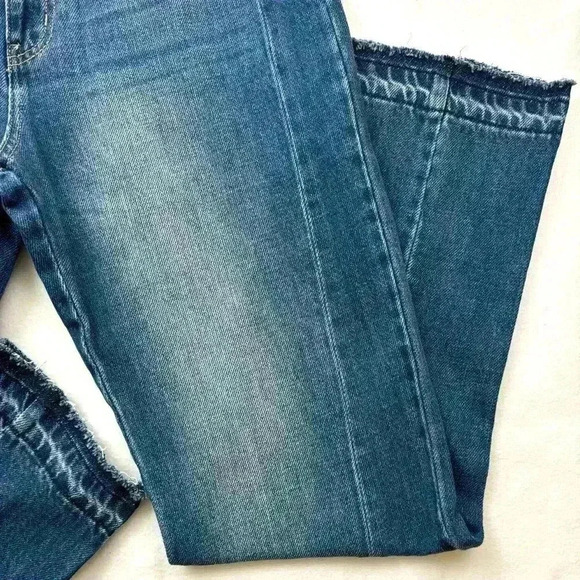 NWT KanCan Medora Med Wash Faded Highrise 90’s Split Hem Straight Jean Size 9/28 - Picture 7 of 16